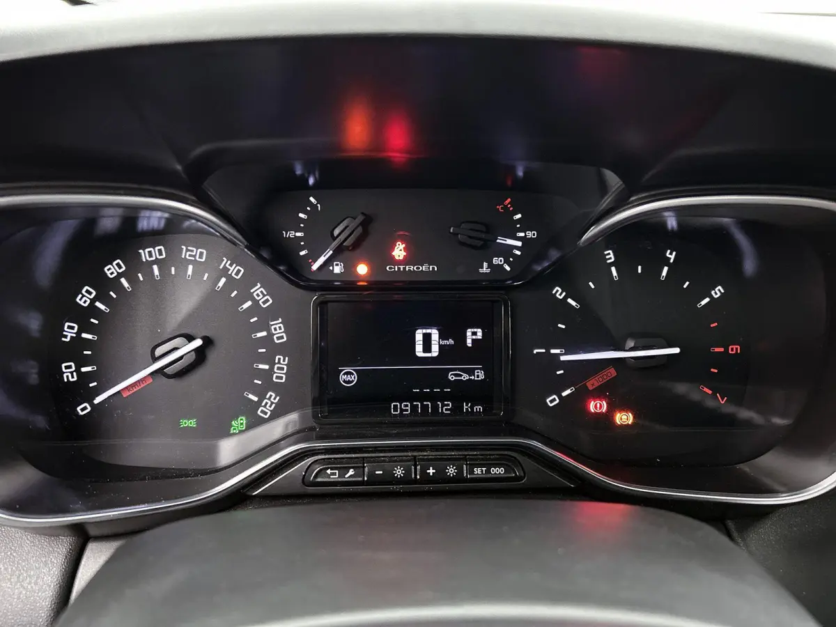 SUV Shine 110pk Automaat | Navigatie | Panoramisch schuif-kanteldak | Achteruitrijcamera | Climate Control | Cruise Control | Parkeersensoren v+a | Apple Carplay / Android Auto | Bluetooth |