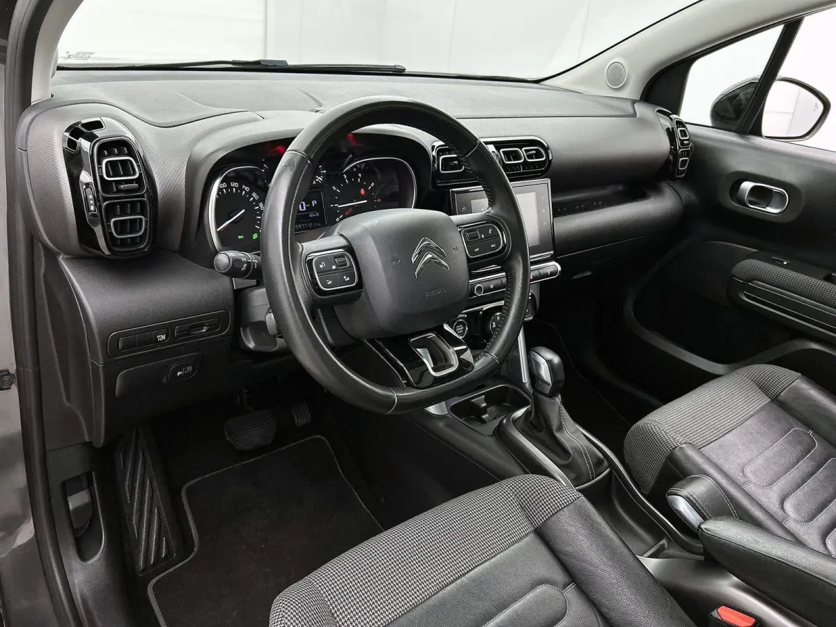SUV Shine 110pk Automaat | Navigatie | Panoramisch schuif-kanteldak | Achteruitrijcamera | Climate Control | Cruise Control | Parkeersensoren v+a | Apple Carplay / Android Auto | Bluetooth |