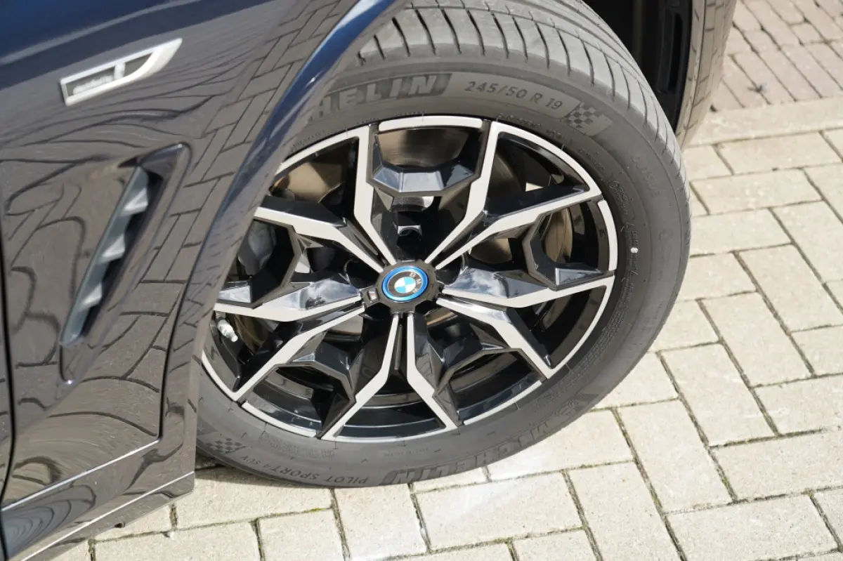 xDrive 30 e M Sport