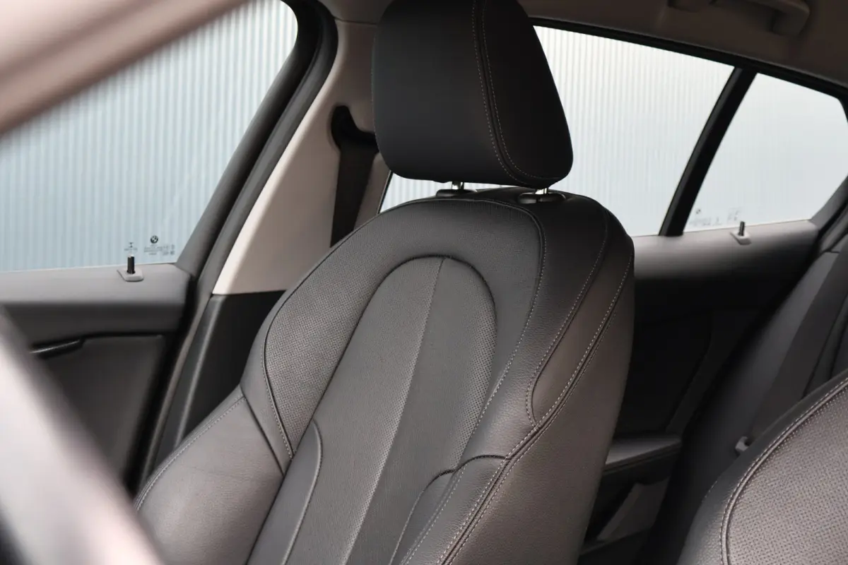 118i Sportline Automaat | Leer | Stoelverwarming | 18 Inch | Camera | Live Cockpit Plus | Apple Carplay / Android Auto