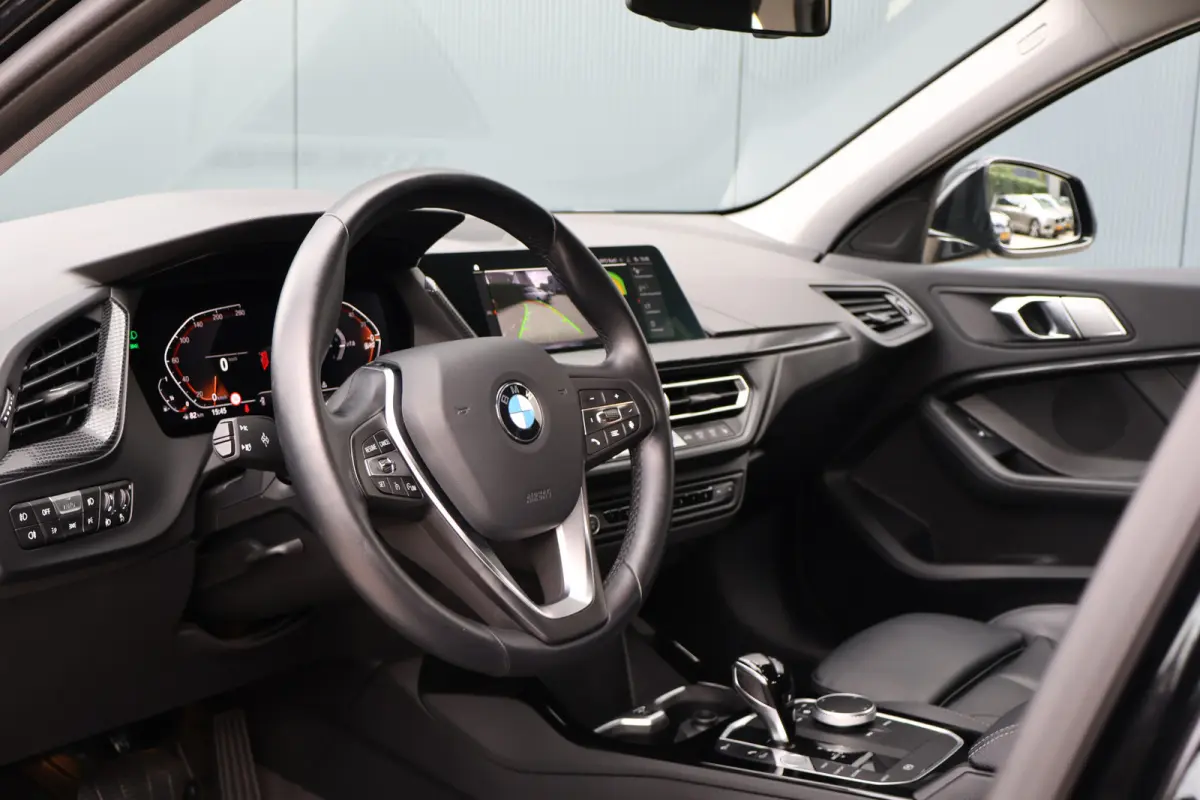 118i Sportline Automaat | Leer | Stoelverwarming | 18 Inch | Camera | Live Cockpit Plus | Apple Carplay / Android Auto