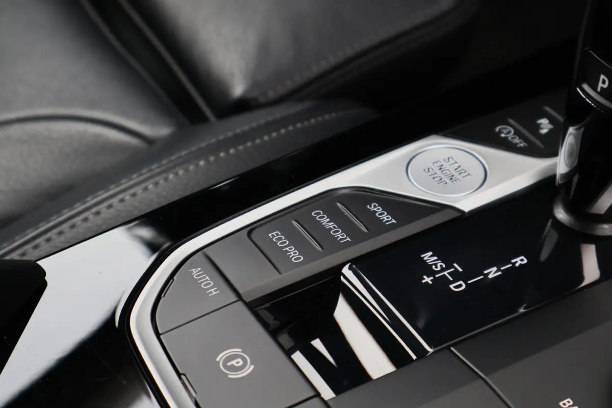118i Sportline Automaat | Leer | Stoelverwarming | 18 Inch | Camera | Live Cockpit Plus | Apple Carplay / Android Auto