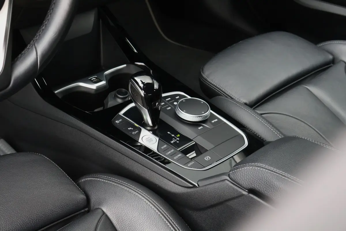 118i Sportline Automaat | Leer | Stoelverwarming | 18 Inch | Camera | Live Cockpit Plus | Apple Carplay / Android Auto
