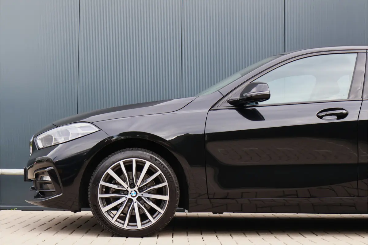 118i Sportline Automaat | Leer | Stoelverwarming | 18 Inch | Camera | Live Cockpit Plus | Apple Carplay / Android Auto