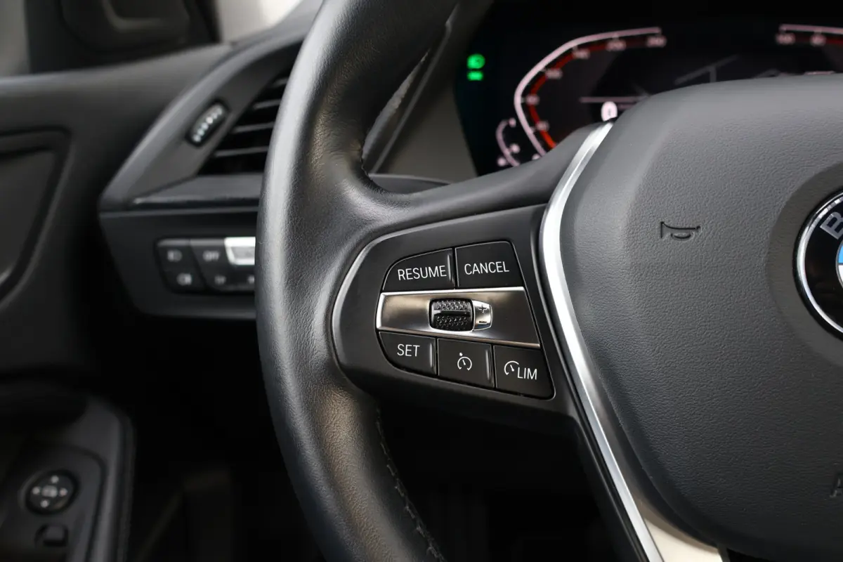 118i Sportline Automaat | Leer | Stoelverwarming | 18 Inch | Camera | Live Cockpit Plus | Apple Carplay / Android Auto