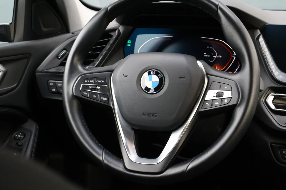 118i Sportline Automaat | Leer | Stoelverwarming | 18 Inch | Camera | Live Cockpit Plus | Apple Carplay / Android Auto
