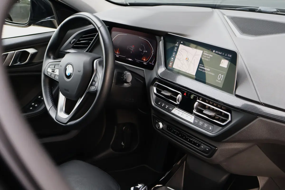 118i Sportline Automaat | Leer | Stoelverwarming | 18 Inch | Camera | Live Cockpit Plus | Apple Carplay / Android Auto