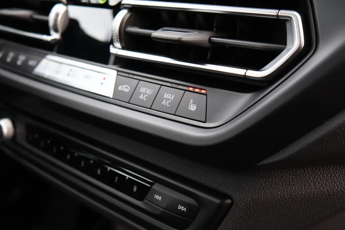 118i Sportline Automaat | Leer | Stoelverwarming | 18 Inch | Camera | Live Cockpit Plus | Apple Carplay / Android Auto