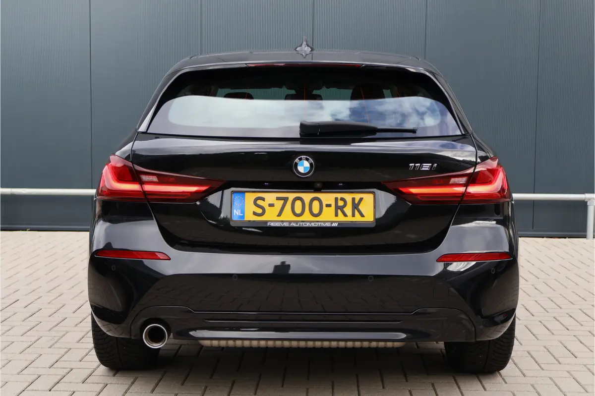 118i Sportline Automaat | Leer | Stoelverwarming | 18 Inch | Camera | Live Cockpit Plus | Apple Carplay / Android Auto