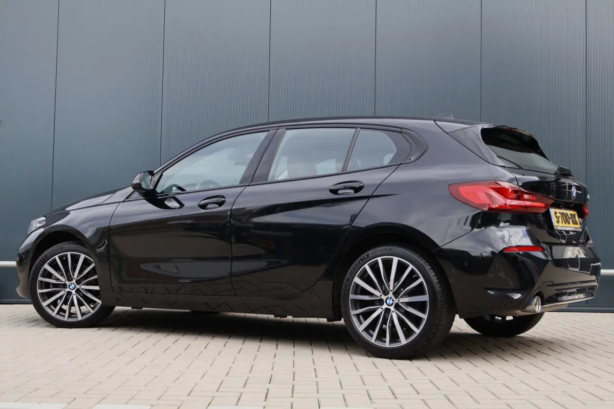 118i Sportline Automaat | Leer | Stoelverwarming | 18 Inch | Camera | Live Cockpit Plus | Apple Carplay / Android Auto