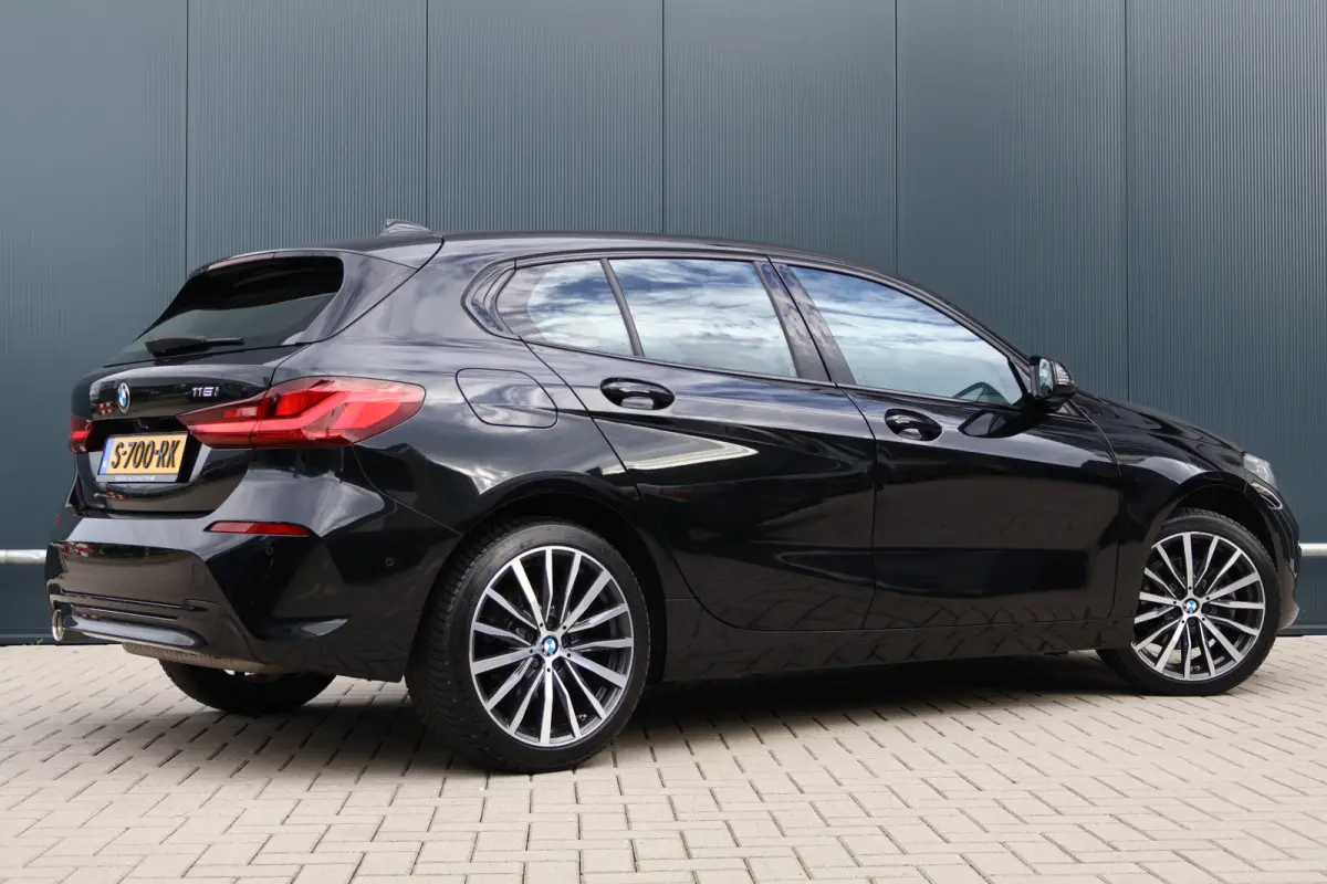 118i Sportline Automaat | Leer | Stoelverwarming | 18 Inch | Camera | Live Cockpit Plus | Apple Carplay / Android Auto