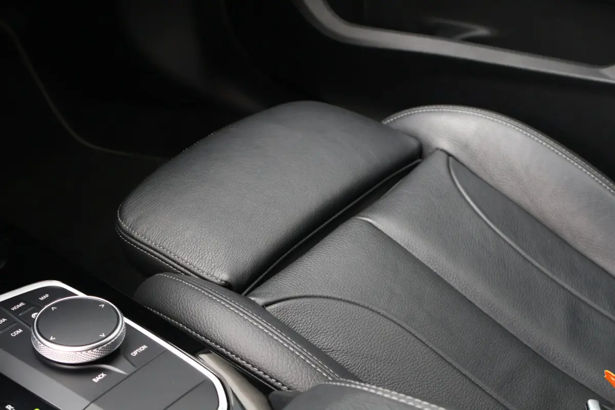 118i Sportline Automaat | Leer | Stoelverwarming | 18 Inch | Camera | Live Cockpit Plus | Apple Carplay / Android Auto