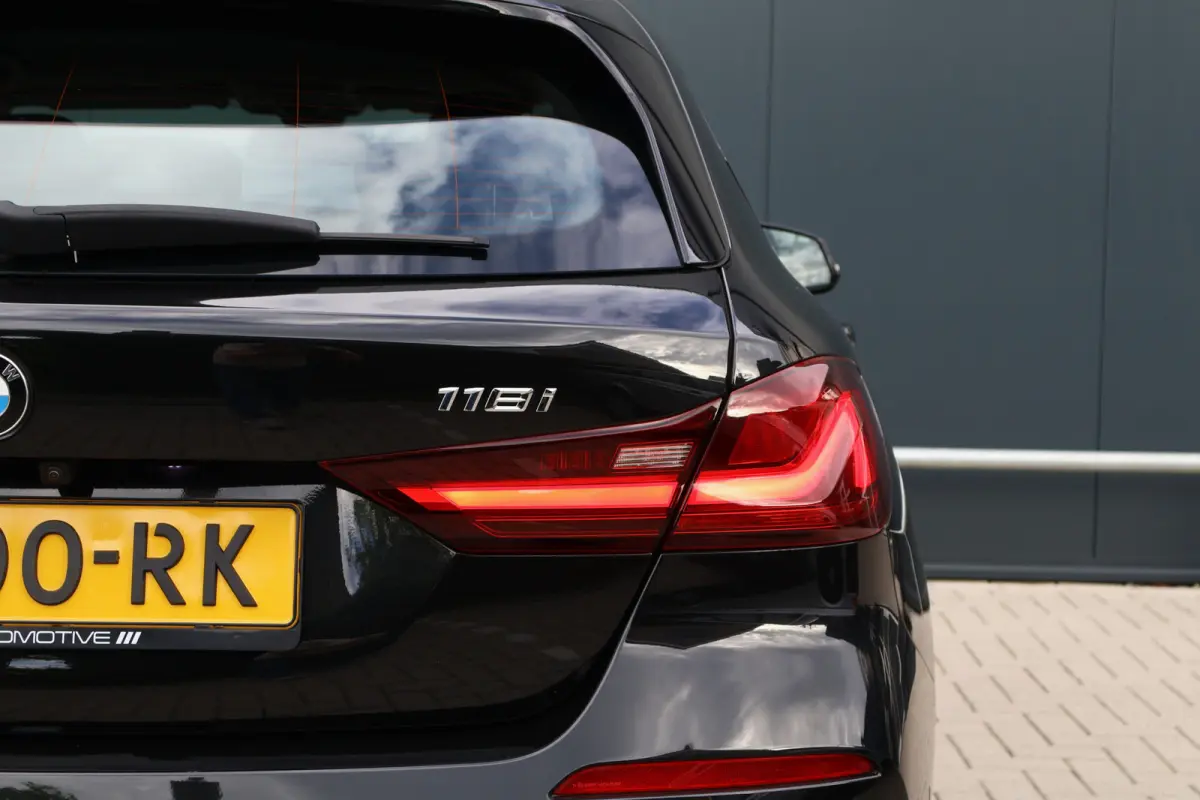 118i Sportline Automaat | Leer | Stoelverwarming | 18 Inch | Camera | Live Cockpit Plus | Apple Carplay / Android Auto