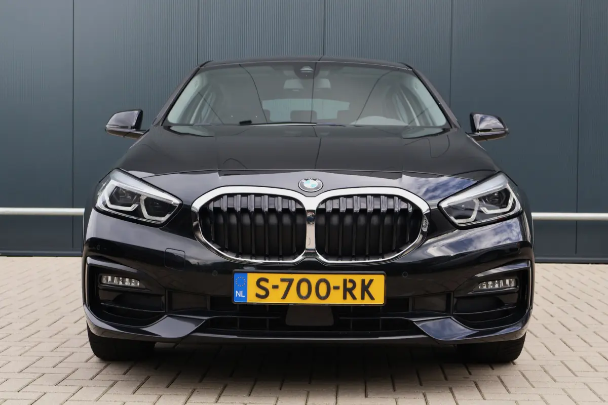 118i Sportline Automaat | Leer | Stoelverwarming | 18 Inch | Camera | Live Cockpit Plus | Apple Carplay / Android Auto