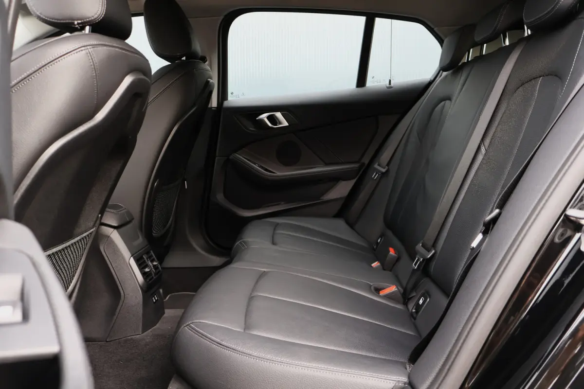 118i Sportline Automaat | Leer | Stoelverwarming | 18 Inch | Camera | Live Cockpit Plus | Apple Carplay / Android Auto