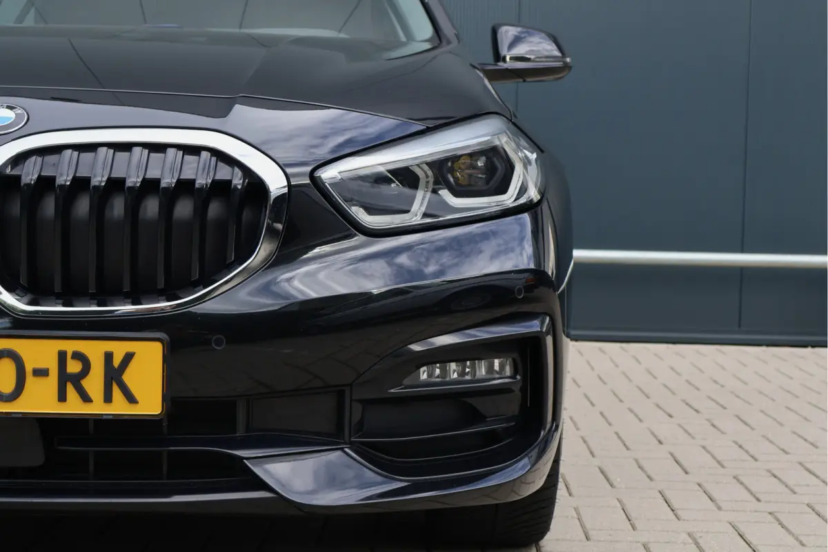 118i Sportline Automaat | Leer | Stoelverwarming | 18 Inch | Camera | Live Cockpit Plus | Apple Carplay / Android Auto