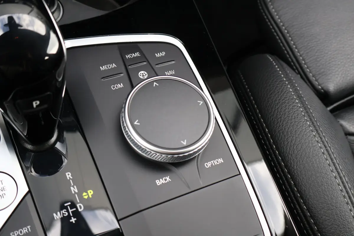 118i Sportline Automaat | Leer | Stoelverwarming | 18 Inch | Camera | Live Cockpit Plus | Apple Carplay / Android Auto