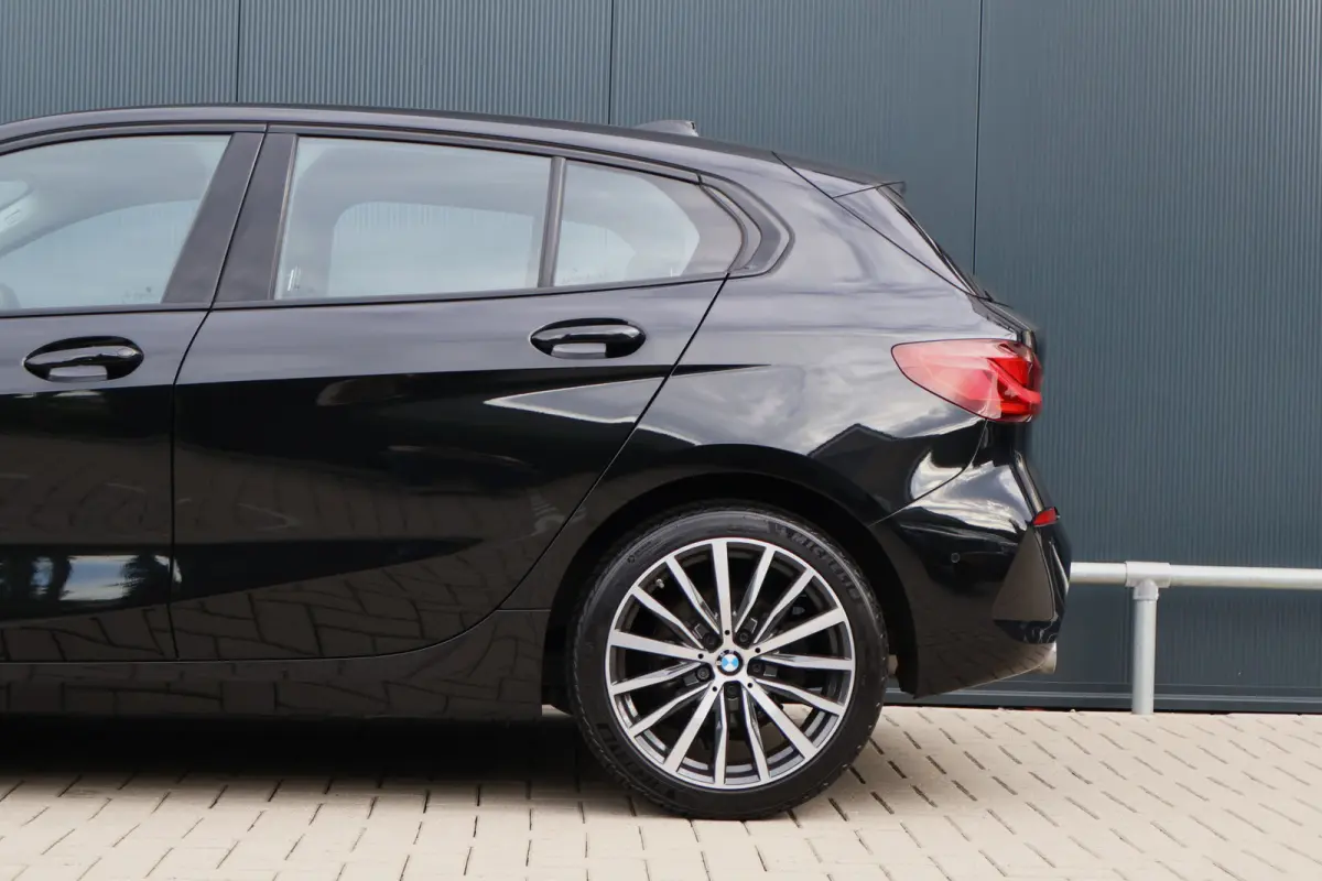 118i Sportline Automaat | Leer | Stoelverwarming | 18 Inch | Camera | Live Cockpit Plus | Apple Carplay / Android Auto