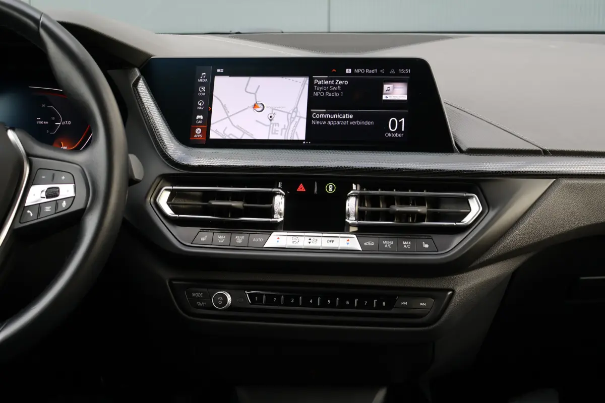 118i Sportline Automaat | Leer | Stoelverwarming | 18 Inch | Camera | Live Cockpit Plus | Apple Carplay / Android Auto