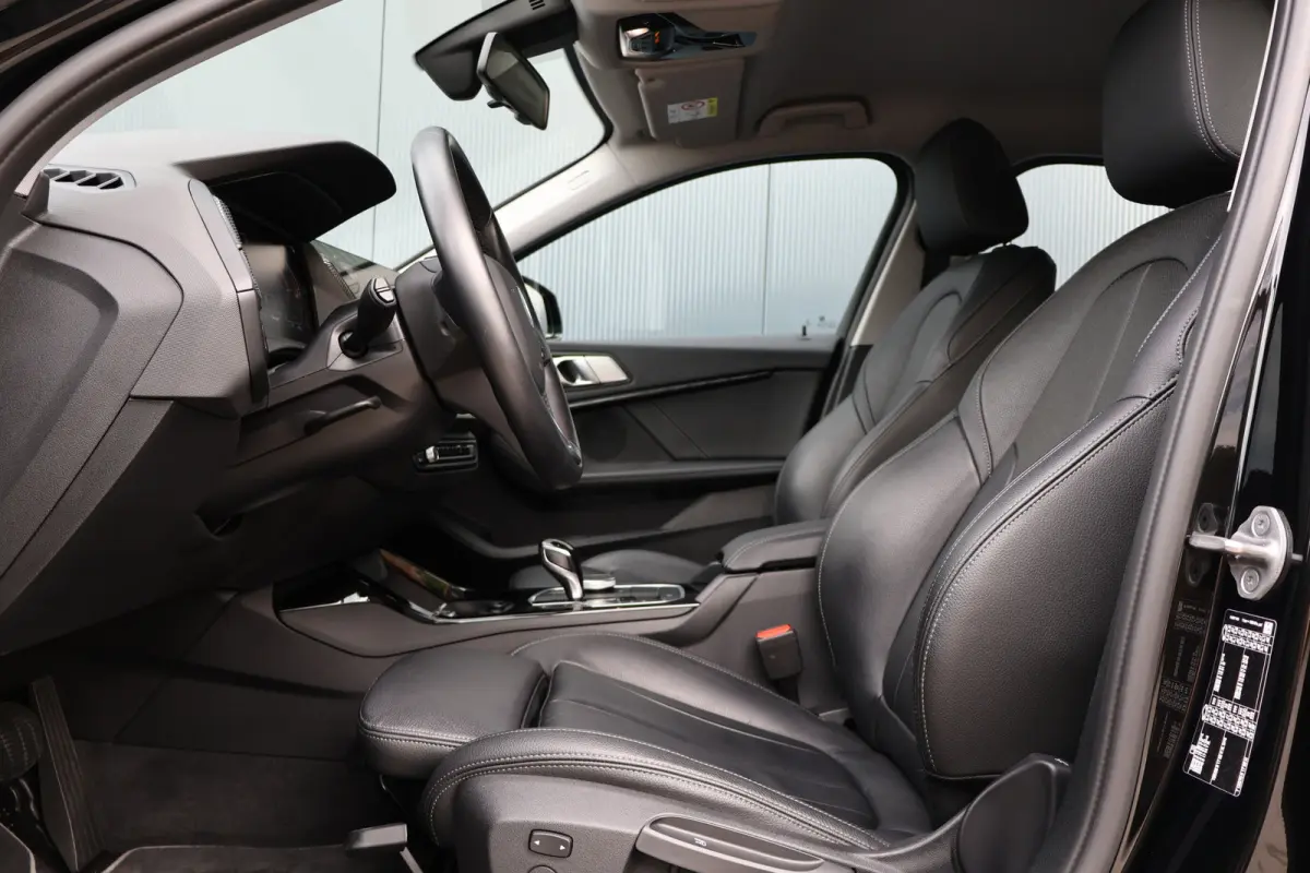 118i Sportline Automaat | Leer | Stoelverwarming | 18 Inch | Camera | Live Cockpit Plus | Apple Carplay / Android Auto