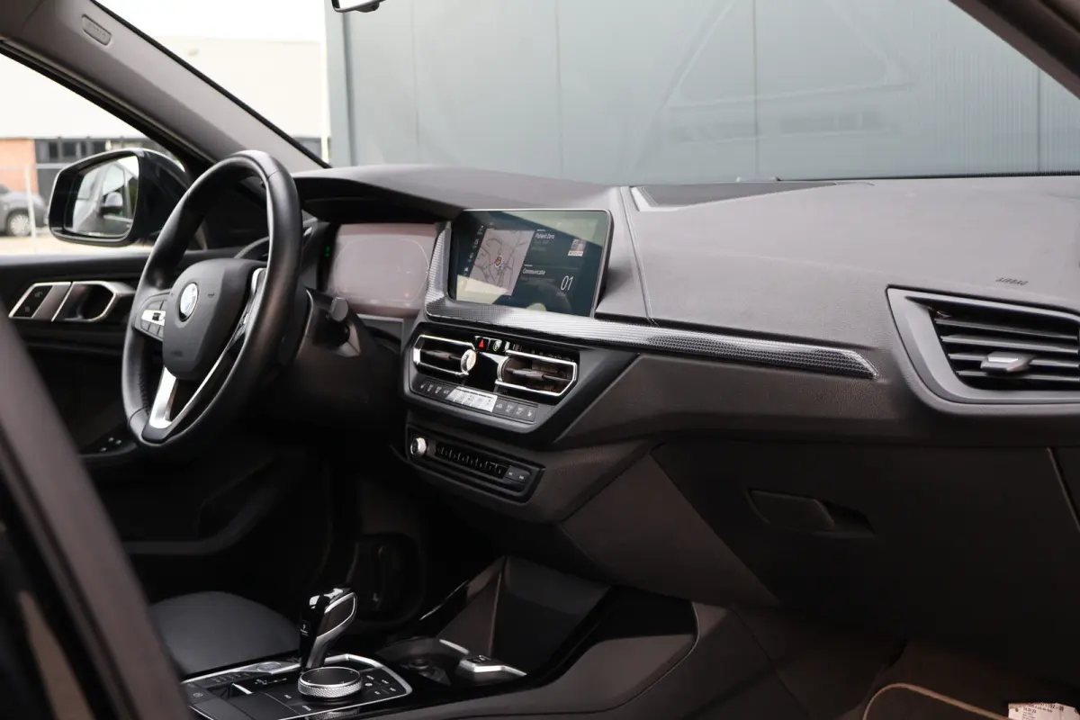 118i Sportline Automaat | Leer | Stoelverwarming | 18 Inch | Camera | Live Cockpit Plus | Apple Carplay / Android Auto