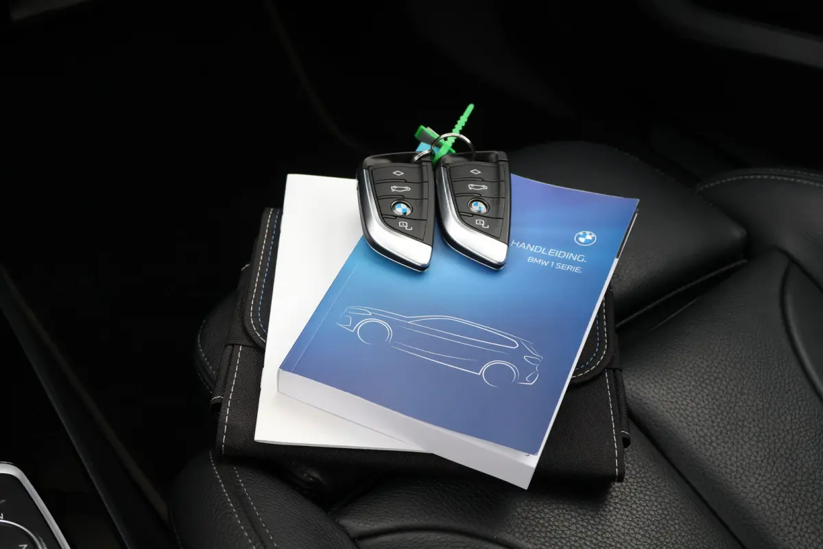 118i Sportline Automaat | Leer | Stoelverwarming | 18 Inch | Camera | Live Cockpit Plus | Apple Carplay / Android Auto