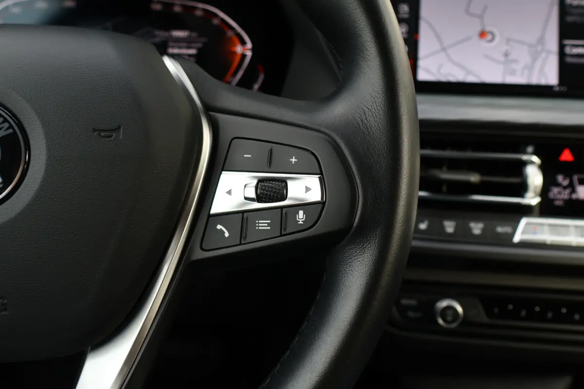 118i Sportline Automaat | Leer | Stoelverwarming | 18 Inch | Camera | Live Cockpit Plus | Apple Carplay / Android Auto