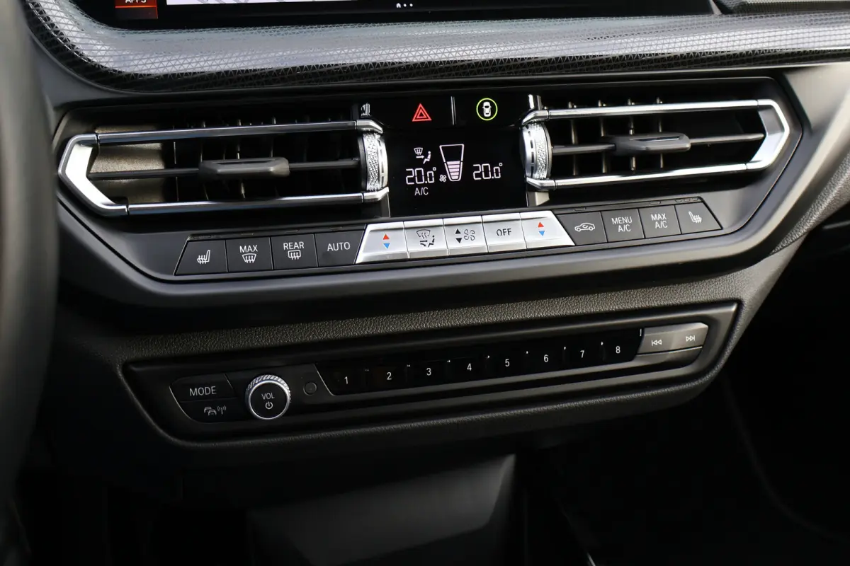 118i Sportline Automaat | Leer | Stoelverwarming | 18 Inch | Camera | Live Cockpit Plus | Apple Carplay / Android Auto