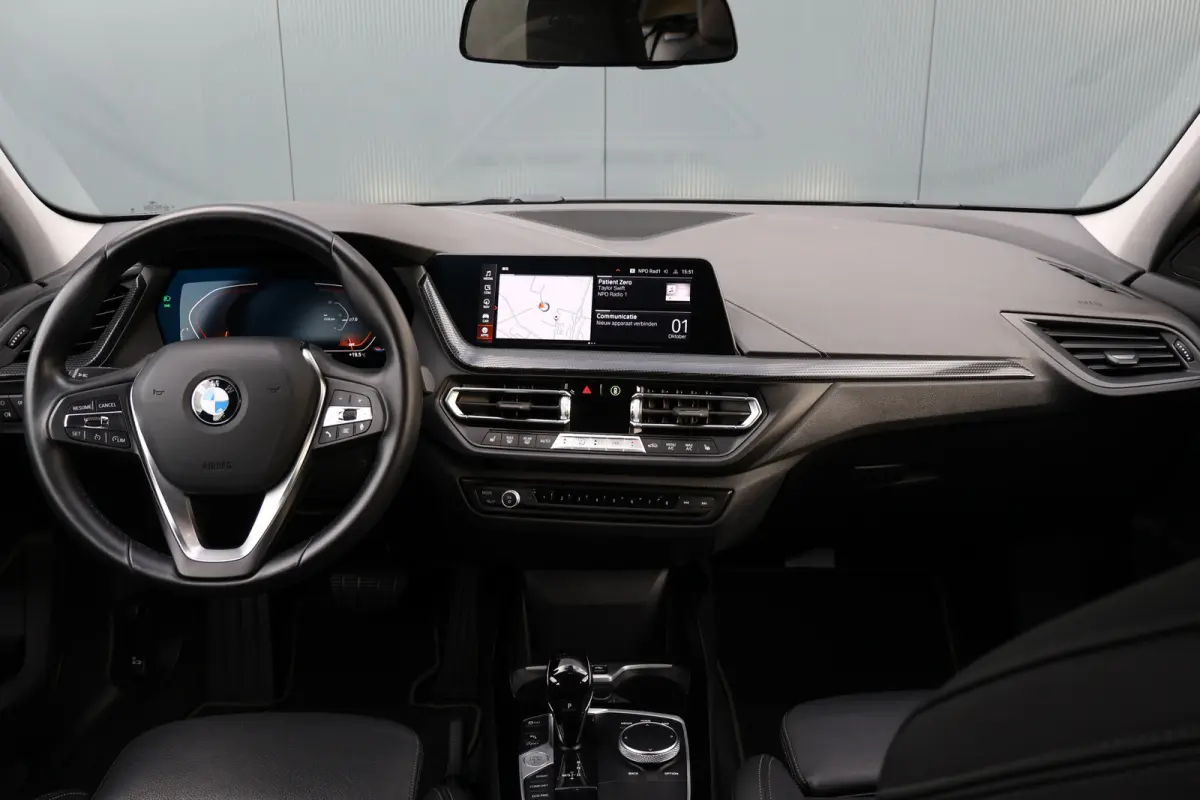118i Sportline Automaat | Leer | Stoelverwarming | 18 Inch | Camera | Live Cockpit Plus | Apple Carplay / Android Auto