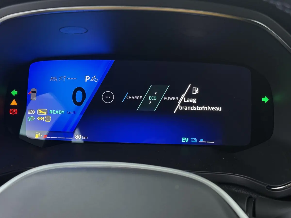 iconic full hybrid E-Tech 160 | Achteruitrijcamera | Active driver assist | Elektrisch verwarmbare voorstoelen
