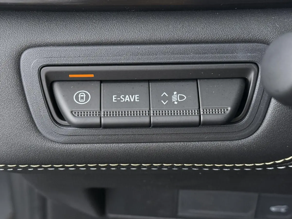 iconic full hybrid E-Tech 160 | Achteruitrijcamera | Active driver assist | Elektrisch verwarmbare voorstoelen