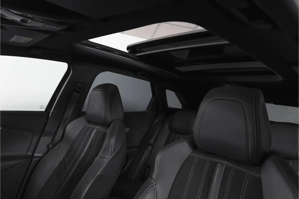 1.2 PureTech Blue Lease GT 131 PK | black pakket | S/K-Panodak | Dig. Cockpit | Adapt. Cruise | Stoelverw. | PDC | Camera | NAV + App. Connect | ECC | Elek. Klep | LM 19" |
