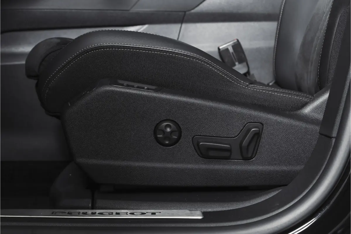 1.2 PureTech Blue Lease GT 131 PK | black pakket | S/K-Panodak | Dig. Cockpit | Adapt. Cruise | Stoelverw. | PDC | Camera | NAV + App. Connect | ECC | Elek. Klep | LM 19" |