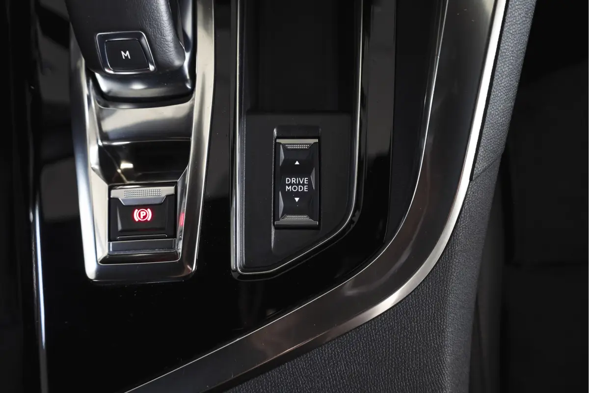 1.2 PureTech Blue Lease GT 131 PK | black pakket | S/K-Panodak | Dig. Cockpit | Adapt. Cruise | Stoelverw. | PDC | Camera | NAV + App. Connect | ECC | Elek. Klep | LM 19" |