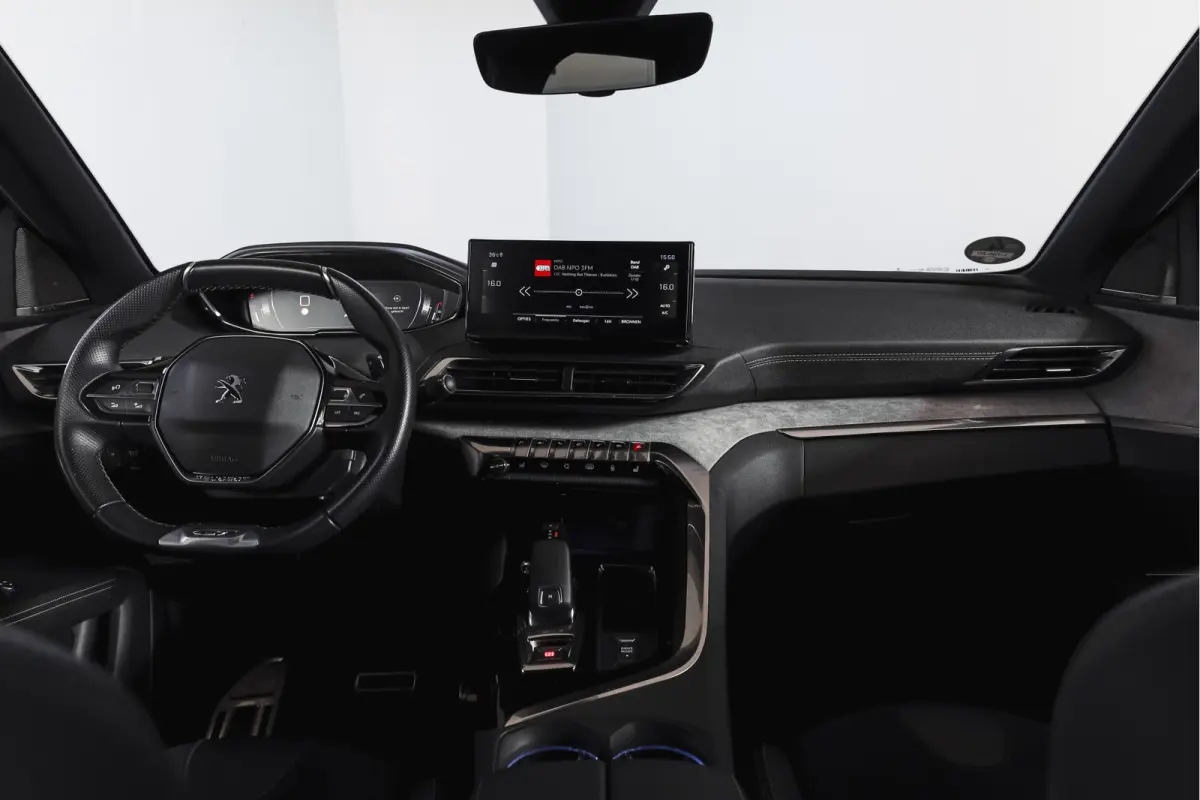 1.2 PureTech Blue Lease GT 131 PK | black pakket | S/K-Panodak | Dig. Cockpit | Adapt. Cruise | Stoelverw. | PDC | Camera | NAV + App. Connect | ECC | Elek. Klep | LM 19" |