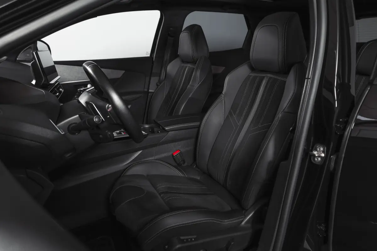 1.2 PureTech Blue Lease GT 131 PK | black pakket | S/K-Panodak | Dig. Cockpit | Adapt. Cruise | Stoelverw. | PDC | Camera | NAV + App. Connect | ECC | Elek. Klep | LM 19" |
