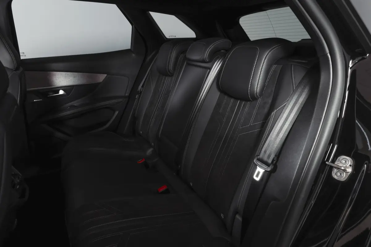 1.2 PureTech Blue Lease GT 131 PK | black pakket | S/K-Panodak | Dig. Cockpit | Adapt. Cruise | Stoelverw. | PDC | Camera | NAV + App. Connect | ECC | Elek. Klep | LM 19" |