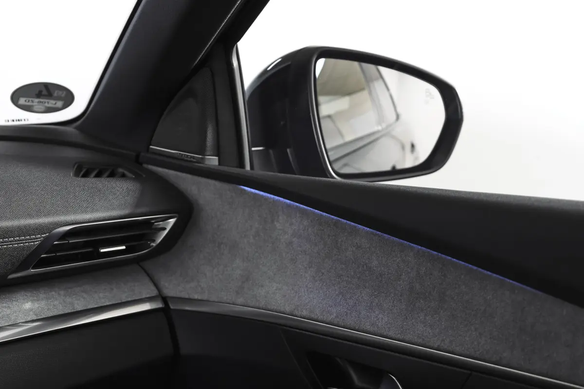 1.2 PureTech Blue Lease GT 131 PK | black pakket | S/K-Panodak | Dig. Cockpit | Adapt. Cruise | Stoelverw. | PDC | Camera | NAV + App. Connect | ECC | Elek. Klep | LM 19" |