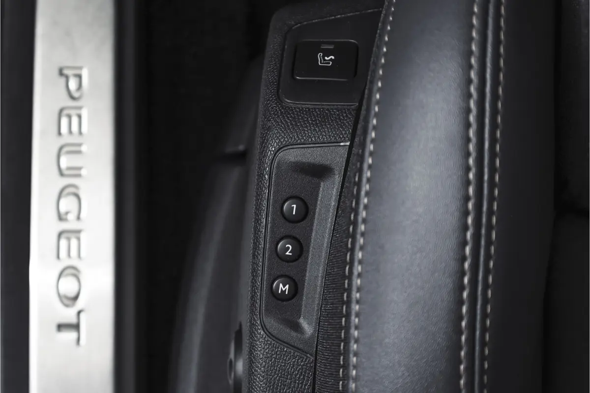 1.2 PureTech Blue Lease GT 131 PK | black pakket | S/K-Panodak | Dig. Cockpit | Adapt. Cruise | Stoelverw. | PDC | Camera | NAV + App. Connect | ECC | Elek. Klep | LM 19" |