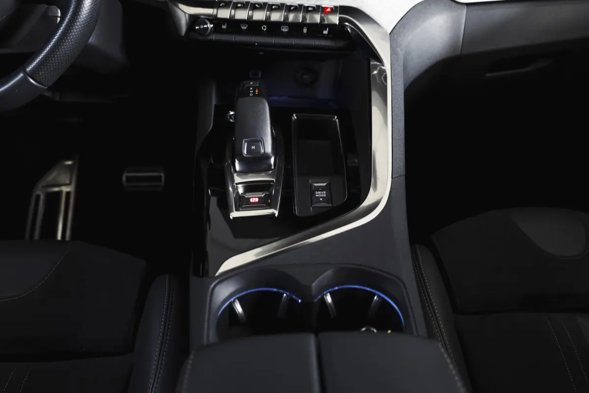 1.2 PureTech Blue Lease GT 131 PK | black pakket | S/K-Panodak | Dig. Cockpit | Adapt. Cruise | Stoelverw. | PDC | Camera | NAV + App. Connect | ECC | Elek. Klep | LM 19" |