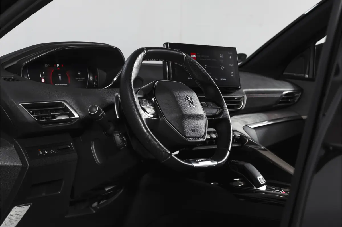 1.2 PureTech Blue Lease GT 131 PK | black pakket | S/K-Panodak | Dig. Cockpit | Adapt. Cruise | Stoelverw. | PDC | Camera | NAV + App. Connect | ECC | Elek. Klep | LM 19" |