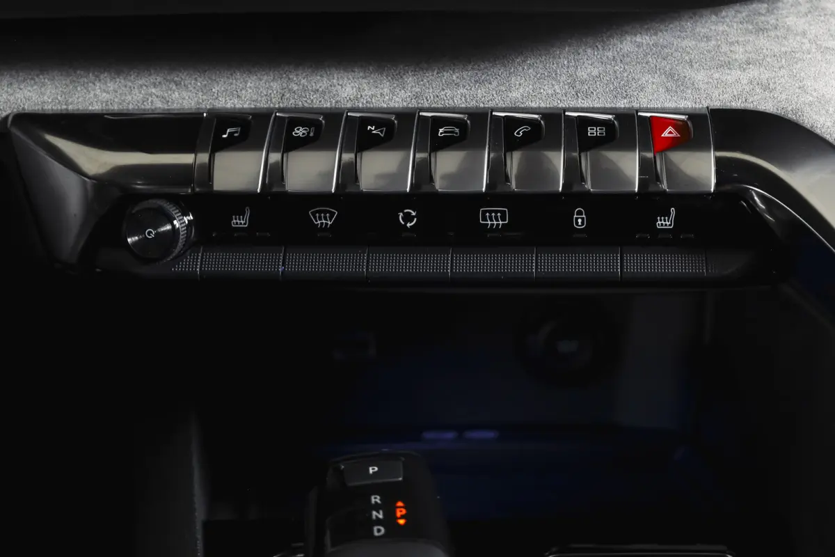 1.2 PureTech Blue Lease GT 131 PK | black pakket | S/K-Panodak | Dig. Cockpit | Adapt. Cruise | Stoelverw. | PDC | Camera | NAV + App. Connect | ECC | Elek. Klep | LM 19" |