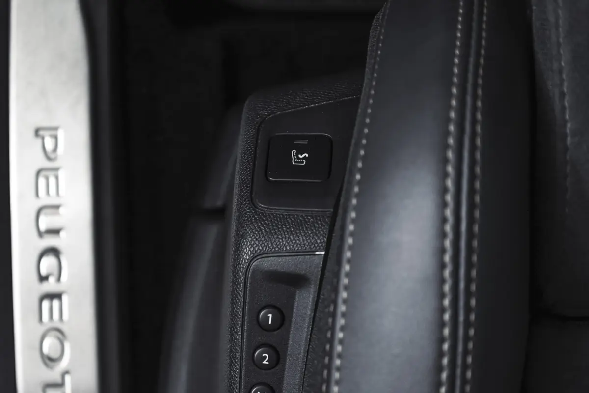 1.2 PureTech Blue Lease GT 131 PK | black pakket | S/K-Panodak | Dig. Cockpit | Adapt. Cruise | Stoelverw. | PDC | Camera | NAV + App. Connect | ECC | Elek. Klep | LM 19" |