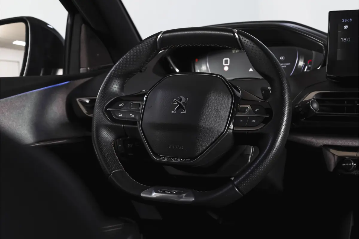 1.2 PureTech Blue Lease GT 131 PK | black pakket | S/K-Panodak | Dig. Cockpit | Adapt. Cruise | Stoelverw. | PDC | Camera | NAV + App. Connect | ECC | Elek. Klep | LM 19" |