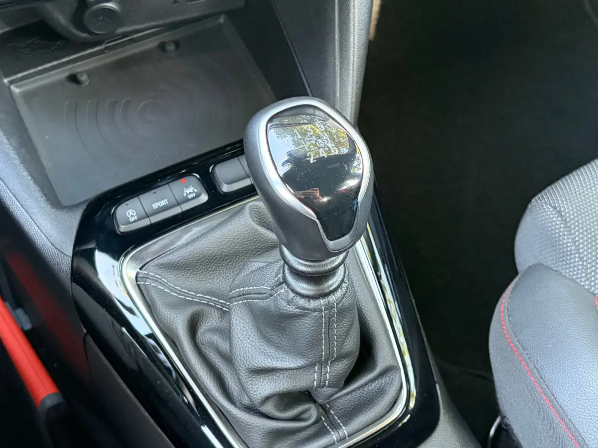 1.2 Turbo 100 PK GS Line | TREKHAAK AFNB.| NAVIGATIE + APPLE CARPLAY/ANDROID AUTO| KEYLESS ENTRY & START| GROOT MULTIMEDIA SCHERM| DRAADLOZE TELEFOONLADER| ELEC. CLIMATE CONTROL| DAB| LED| E