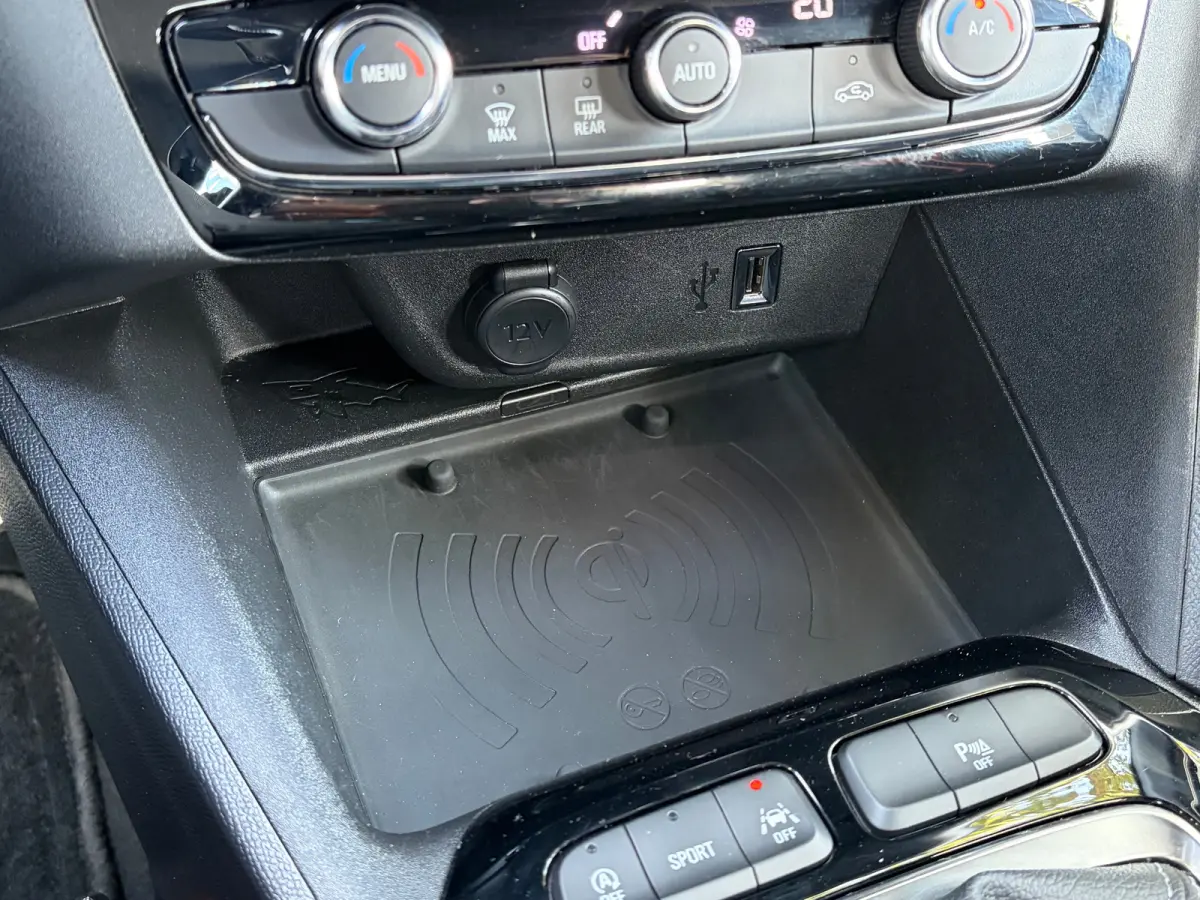 1.2 Turbo 100 PK GS Line | TREKHAAK AFNB.| NAVIGATIE + APPLE CARPLAY/ANDROID AUTO| KEYLESS ENTRY & START| GROOT MULTIMEDIA SCHERM| DRAADLOZE TELEFOONLADER| ELEC. CLIMATE CONTROL| DAB| LED| E