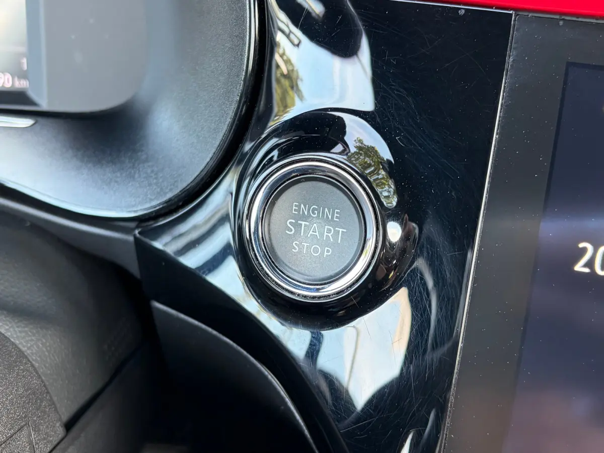 1.2 Turbo 100 PK GS Line | TREKHAAK AFNB.| NAVIGATIE + APPLE CARPLAY/ANDROID AUTO| KEYLESS ENTRY & START| GROOT MULTIMEDIA SCHERM| DRAADLOZE TELEFOONLADER| ELEC. CLIMATE CONTROL| DAB| LED| E