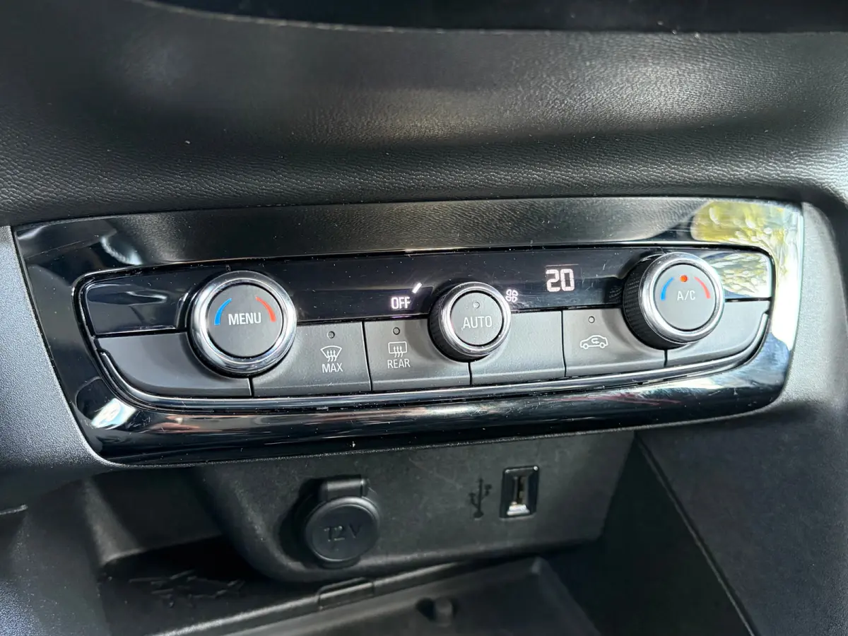 1.2 Turbo 100 PK GS Line | TREKHAAK AFNB.| NAVIGATIE + APPLE CARPLAY/ANDROID AUTO| KEYLESS ENTRY & START| GROOT MULTIMEDIA SCHERM| DRAADLOZE TELEFOONLADER| ELEC. CLIMATE CONTROL| DAB| LED| E