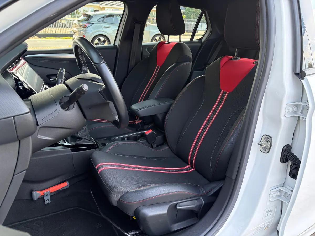 1.2 Turbo 100 PK GS Line | TREKHAAK AFNB.| NAVIGATIE + APPLE CARPLAY/ANDROID AUTO| KEYLESS ENTRY & START| GROOT MULTIMEDIA SCHERM| DRAADLOZE TELEFOONLADER| ELEC. CLIMATE CONTROL| DAB| LED| E