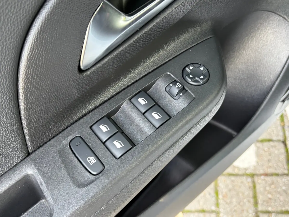 1.2 Turbo 100 PK GS Line | TREKHAAK AFNB.| NAVIGATIE + APPLE CARPLAY/ANDROID AUTO| KEYLESS ENTRY & START| GROOT MULTIMEDIA SCHERM| DRAADLOZE TELEFOONLADER| ELEC. CLIMATE CONTROL| DAB| LED| E